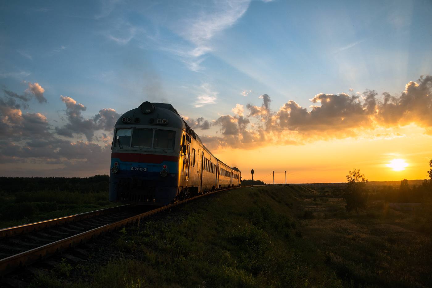 Дизель-поїзд #Д1-786 на перегоні Сарни - Мала Язвинка #захід #Волинь. Рівненська область, Сарни