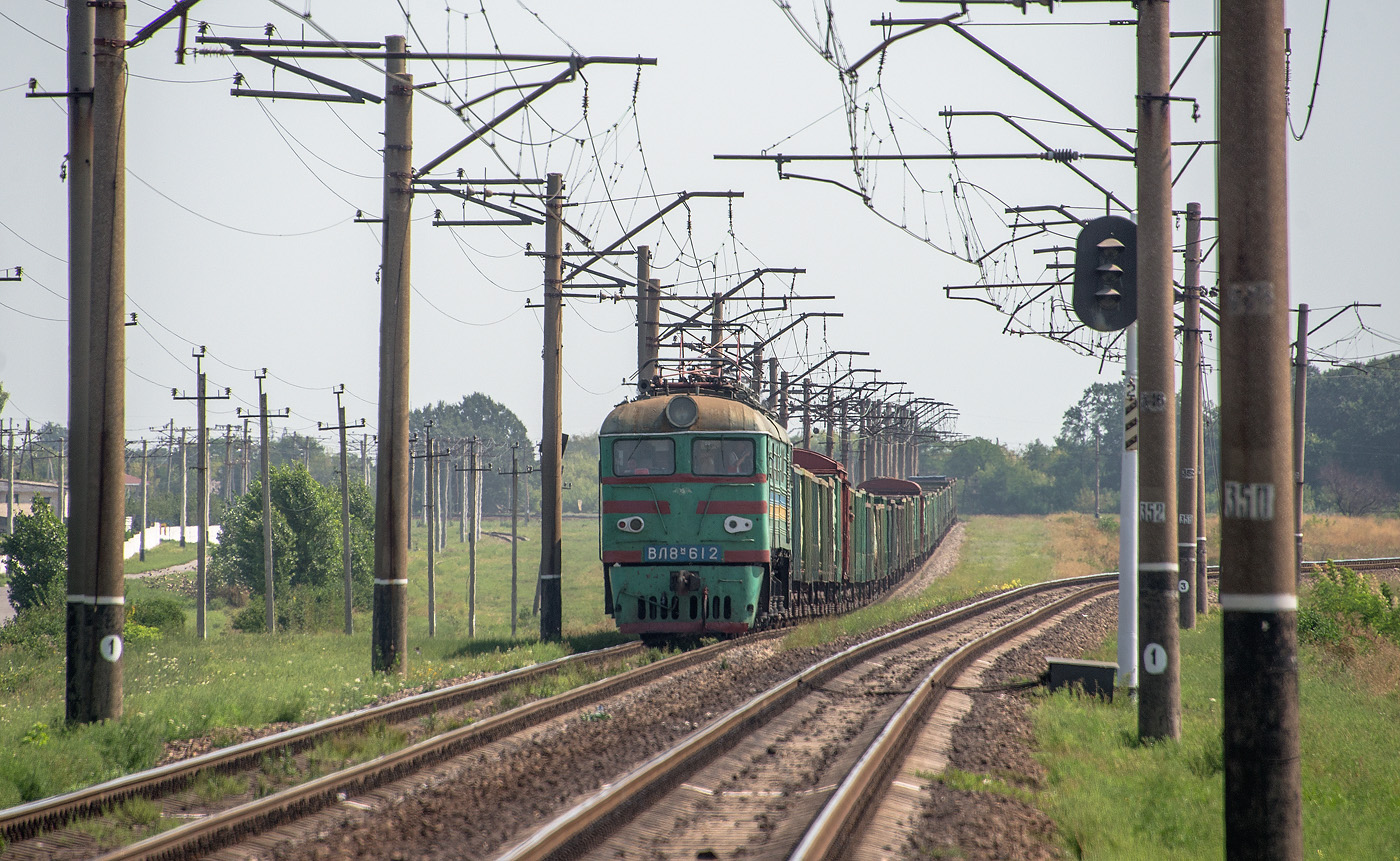 Електровоз ВЛ8М-612 з вантажним потягом на перегоні Верхівцеве - Вільногірськ. Дніпропетровська область, Вільногірськ