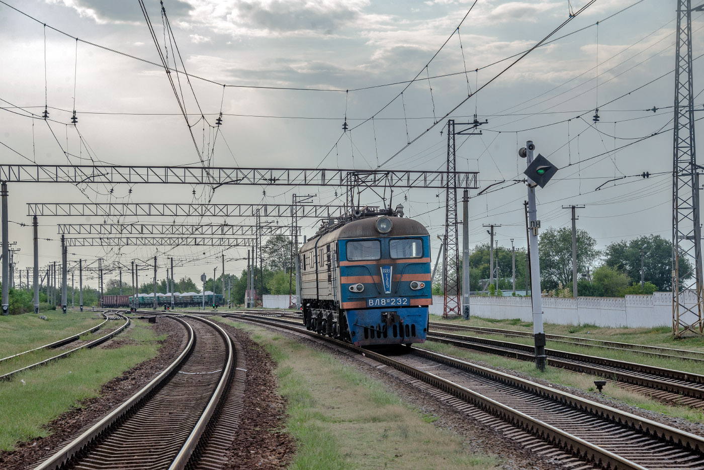 Електровоз ВЛ8М-232 на станції Вільногірськ. Дніпропетровська область, Вільногірськ