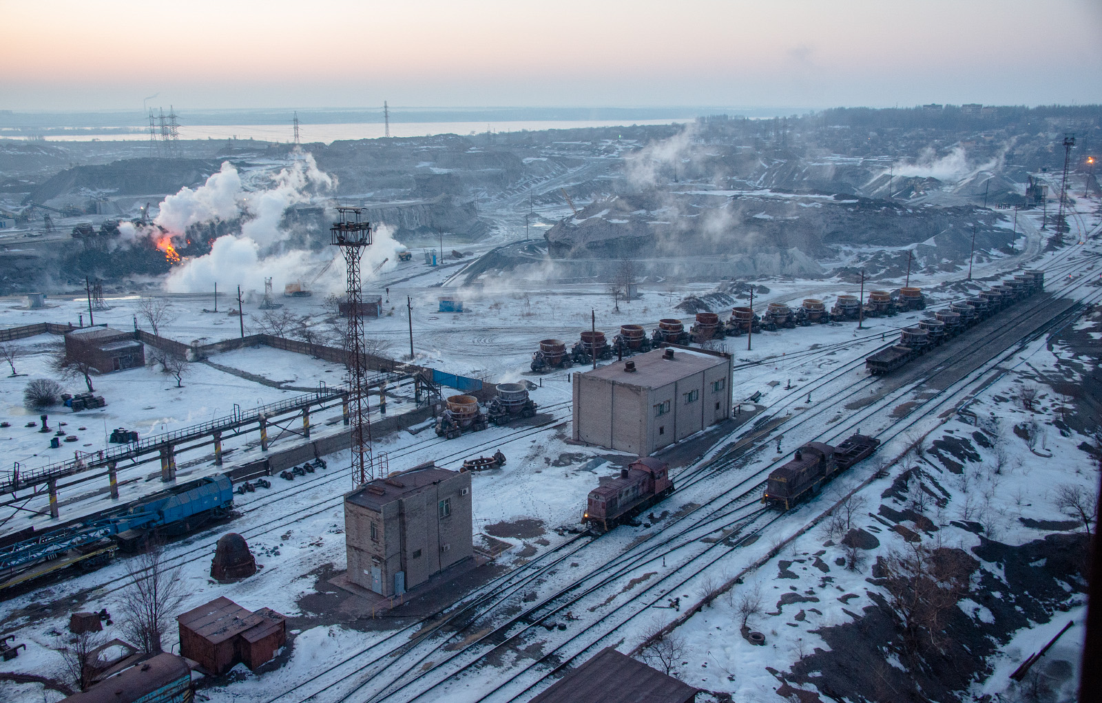 Тепловоз ТГМ4 з вагонами-шлаковозами. Запоріжжя