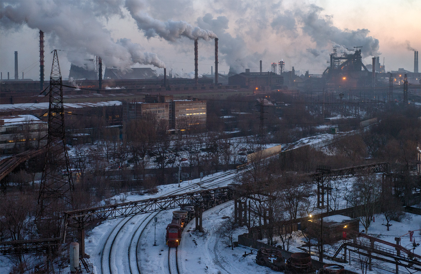Тепловоз ТГМ4 з вагонами-шлаковозами. Запоріжжя