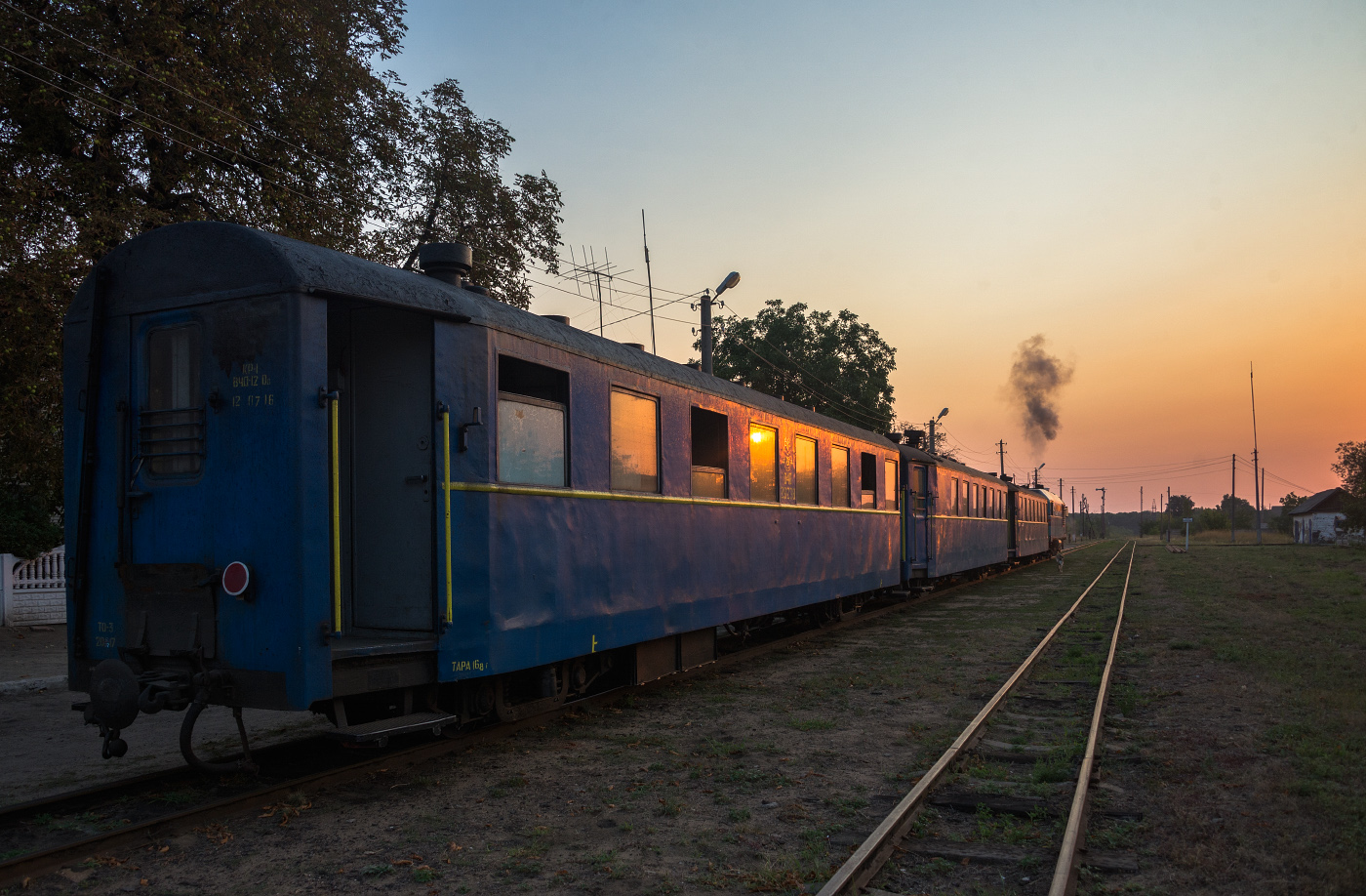 Приміський потяг Рудниця - Гайворон вирушає зі станції Бершадь. Вінницька область, станція Бершадь