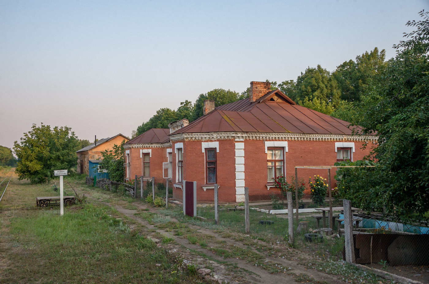 Залізнична казарма на колишній станції Устя. Вінницька область