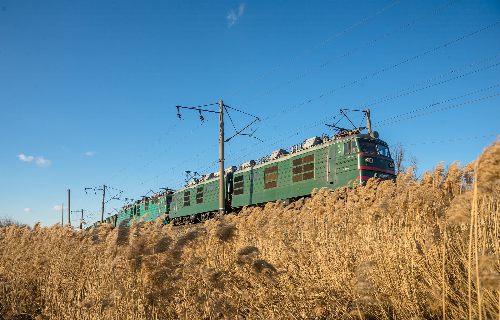 Електровози ВЛ80К-675 і ВЛ82М з вантажним потягом на перегоні Радьківські Піски - Рубці. Донецька область, Лиманський район, узбережжя Оскільського водосховища