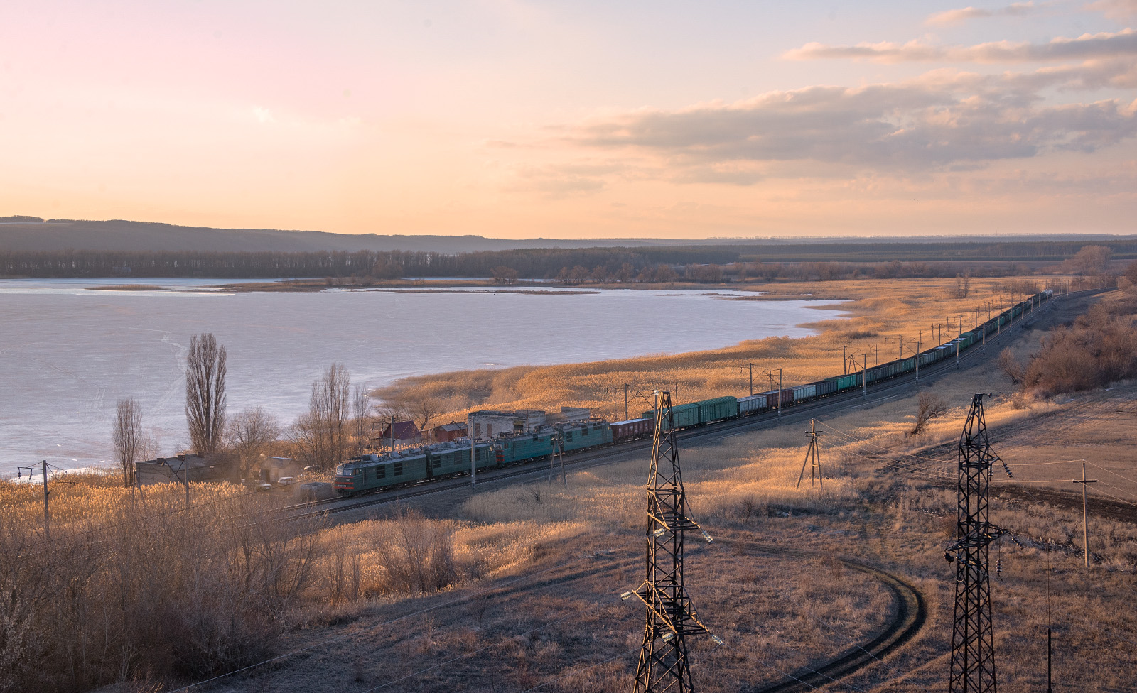 Електровози ВЛ80К-675 та ВЛ82М на перегоні Радьківські Піски - Рубці. Донецька область, Лиманський район, узбережжя Оскільського водосховища
