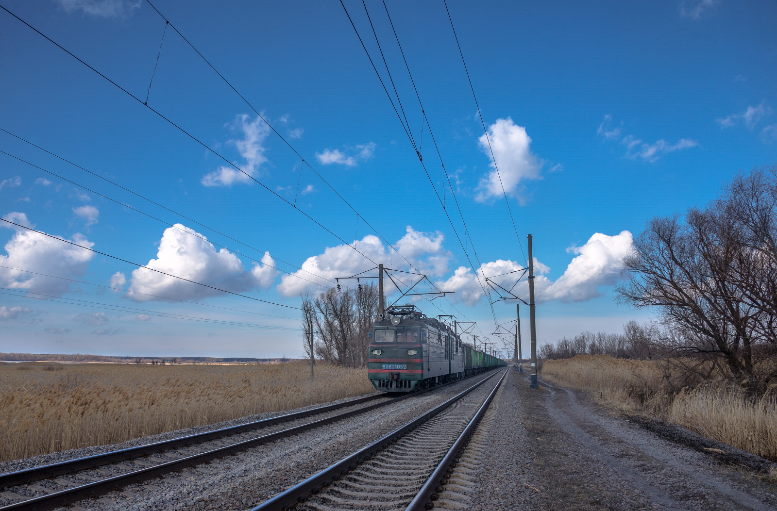 Електровоз ВЛ82М-052 з вантажним потягом на перегоні Радьківські Піски - Рубці. Донецька область, Лиманський район, узбережжя Оскільського водосховища
