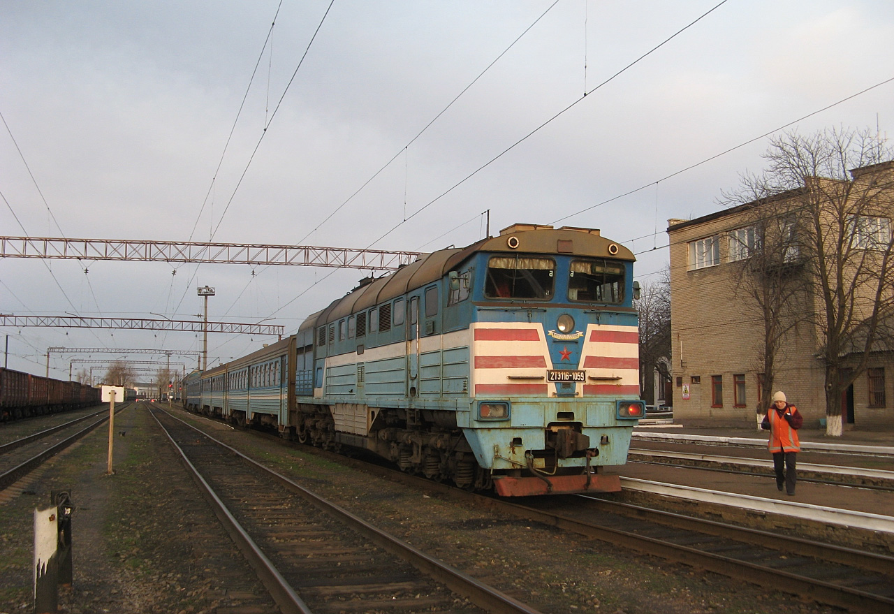 Тепловоз 2ТЭ116-1059 з приміським потягом Антрацит - Красний Луч на станції Штерівка. Луганська область, Антрацитівський район